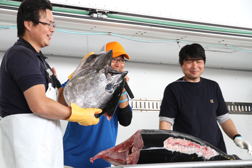 午後からのフェスタはマグロの解体ショーなどでにぎわった