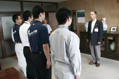 激励の言葉を述べる阿野副市長