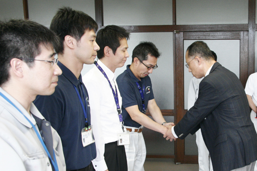 阿野副市長から握手で激励される４人