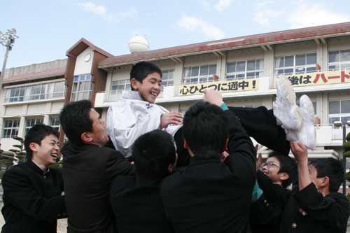 在校生に胴上げされる卒業生