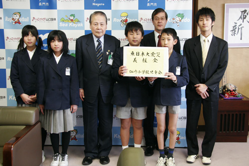 児童は左から國重さん、長谷川さん、上本君、南野君