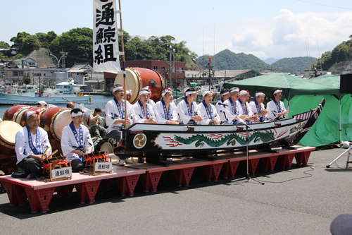 鯨唄では手を叩かずにもみ手で唄う