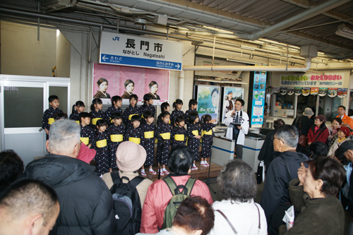 長門市駅での歓迎のようす