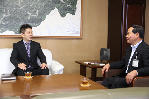 長門市について大西市長と語る山本氏