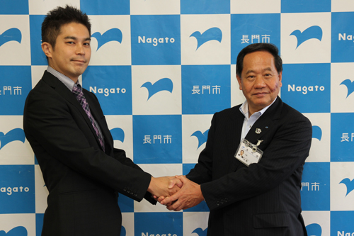 大西市長とがっちり握手