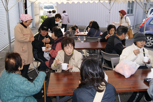 来場者は牛汁や天がいで温まります