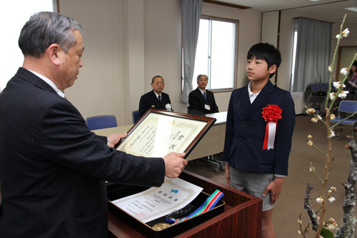 江原教育長から賞状を受ける