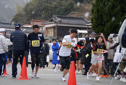 中継所にはたくさんの応援が集まる