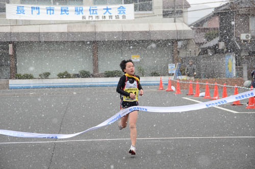 小学生男子の部で優勝した仙崎rcみすゞのゴールシーン