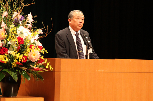 あいさつに立つ江原教育長