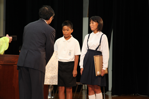 表彰を受ける浅田小の中村聡志さんと長峯沙羅さん
