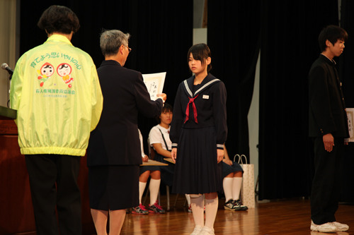 表彰を受ける仙崎中学校の福島愛羅さんと表彰を受けた嶋谷優一さん（写真右）