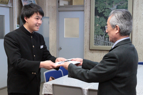 松浦長門保護区保護司会会長から記念品が贈られた