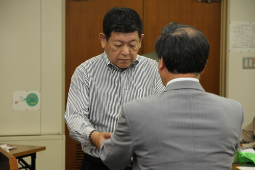 委嘱状を受け取る伊達会長