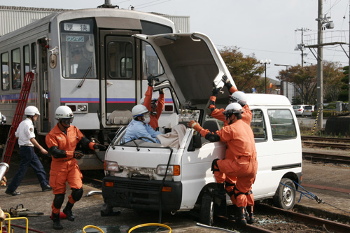 自動車を解体し、負傷者を救出