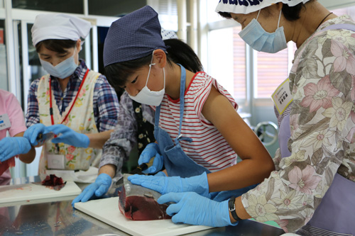 包丁の使い方を学びながら刺身づくりに挑戦