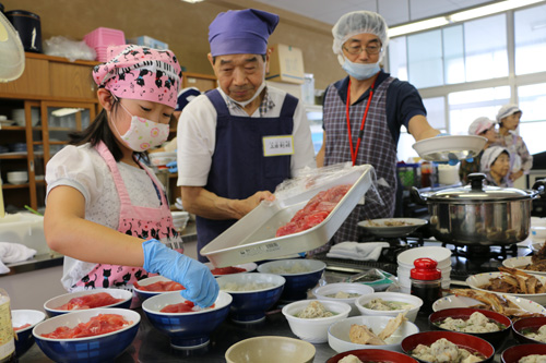 マグロ丼を盛りつけていく