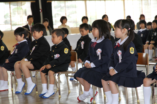 校長先生の話を聞く新入生