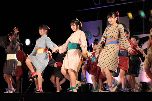 油谷子どもミュージカルは、下駄によるタップダンスを披露