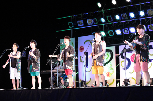 昨年も歌声を披露した村田晃一さん（中央）と大学の声楽部の仲間たち