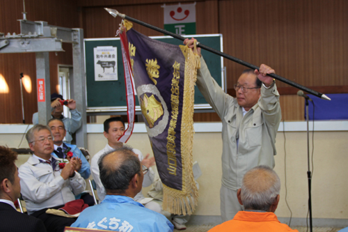 総合優勝旗を掲げる小田組合長