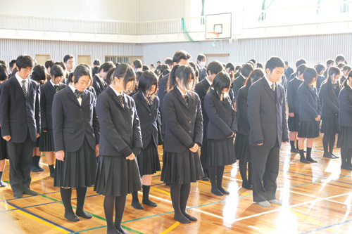 全員で黙祷を捧げる