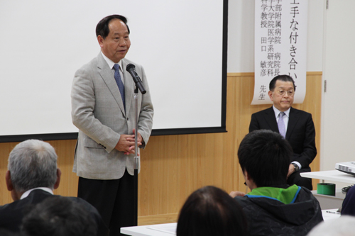 講演会を前にあいさつをする大西市長