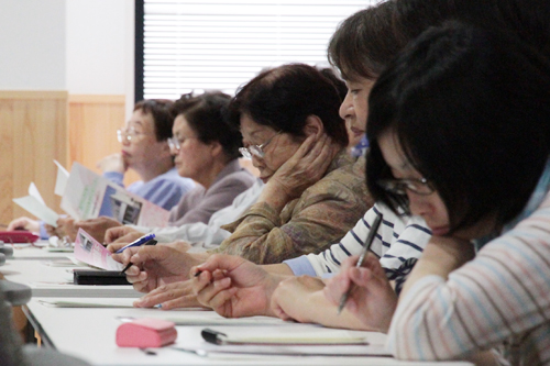 時折メモを取りながら真剣に講演に耳を傾ける参加者
