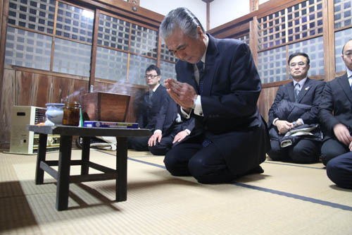 次々と参拝する