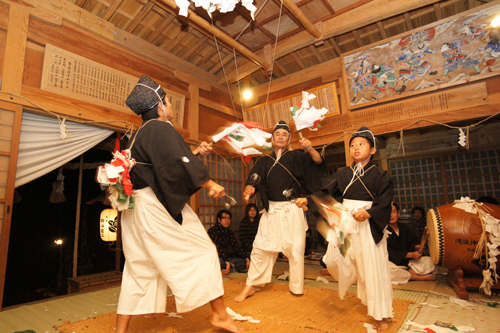 親子３代による「三方荒神」