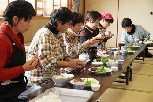 全員で試食し、味を確かめる