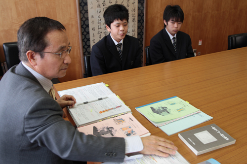 過去問題を広げる藤本先生