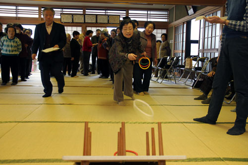 輪投げに真剣に取り組む