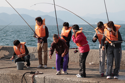 指導を受けながら初めての釣り体験