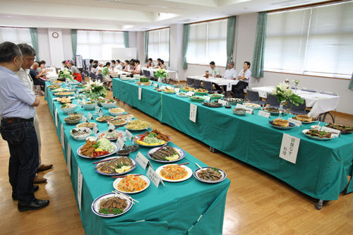 ずらりと並んだ地元食材を使った料理