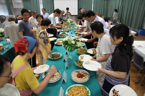 試食の料理を取り分ける