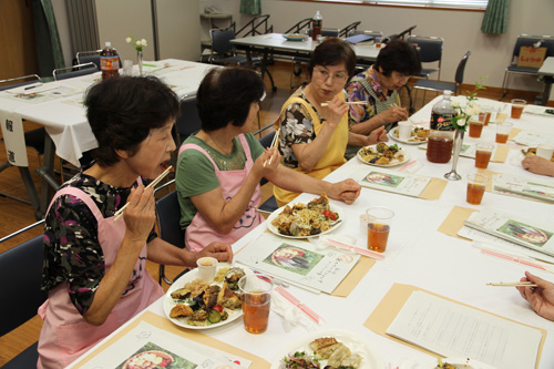 参加者は料理について話をしながら食べる