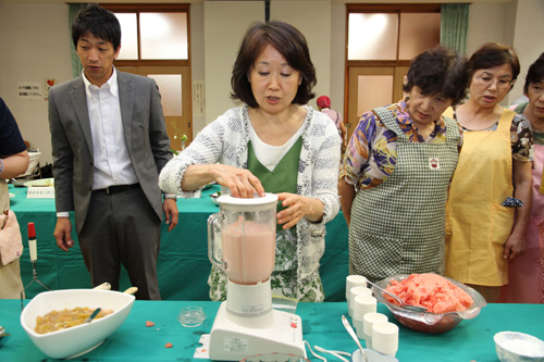 馬場先生はスイカのスムージーを料理中