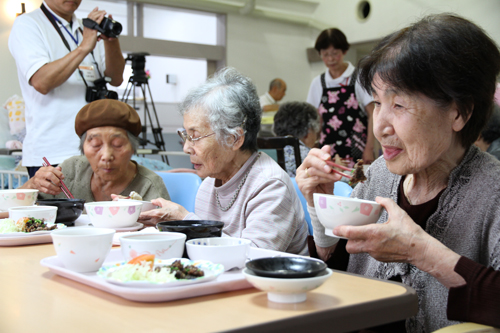 恵光苑に提供された鯨肉は「アングレース」として振る舞われた