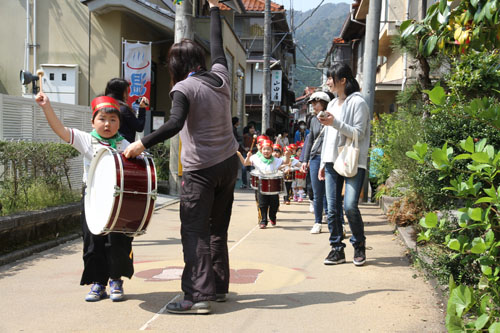 オープニングを飾った俵山幼児園のパレード