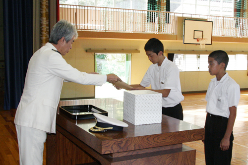 通中学校で行われた伝達式