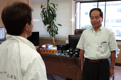 激励する大西市長