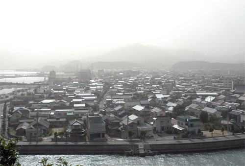 黄砂でかすむ仙崎の町並み／王子山から