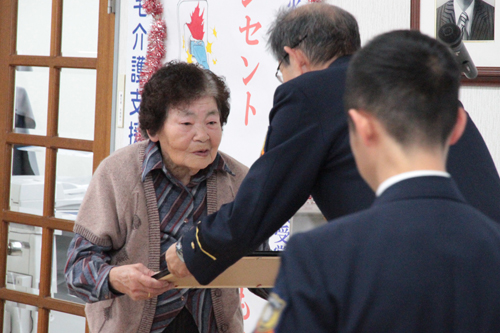 賞状の伝達を受ける古田さん