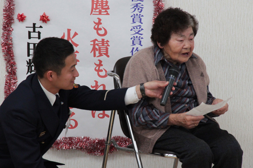 利用者の前で標語を読み上げる