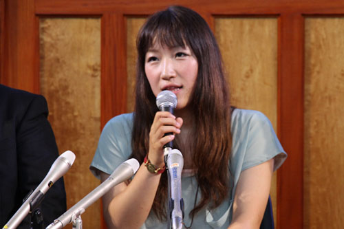 記者の質問に答える新宅さん