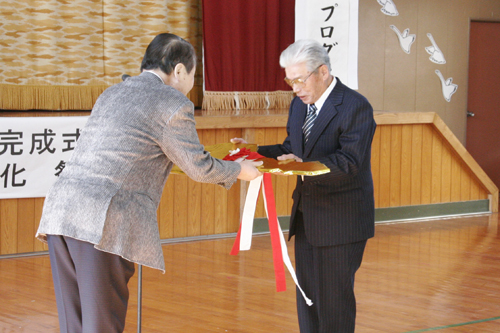 体育館の鍵を受け取る上野会長（写真右）