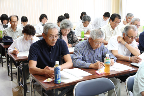 議案に目を通す出席者