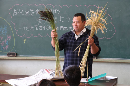 古代米について説明する杉村さん