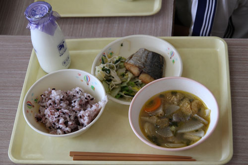 黒米入りごはんとのっぺい汁、サワラの照り焼きとゆず香和え